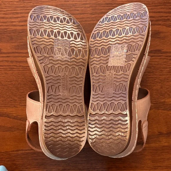 Cute and Comfortable Metallic Beige Sandals from Patrizia by Spring Step. Size 7 - Picture 5 of 7